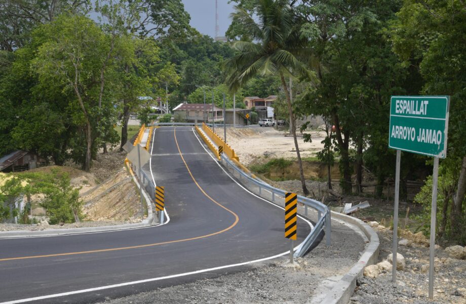 Presidente Luis Abinader inaugura carretera Las Espinas en Jamao al Norte