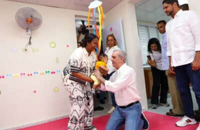 Presidente Luis Abinader y directora ejecutiva del INAIPI, Xiomara Guante, inauguran el CAIPI Canastica, en San Cristóbal.