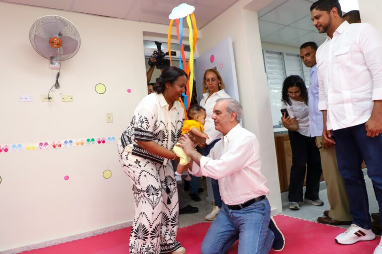 Presidente Luis Abinader y directora ejecutiva del INAIPI, Xiomara Guante, inauguran el CAIPI Canastica, en San Cristóbal.