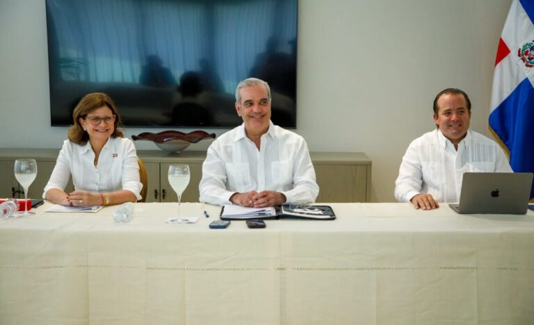 Abinader revisa en Santiago proyectos de infraestructura y necesidades de los municipios