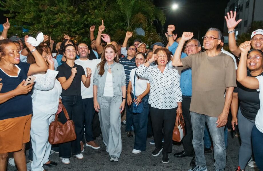 Carolina Mejía fortalece la seguridad en 20 sectores de los kilómetros de la Independencia con la iluminación de 77 calles