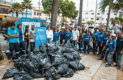 Alcaldía del DN conmemora el Día Internacional de la Limpieza de Playas interviniendo playa San Gil y cañada en Arroyo Hondo