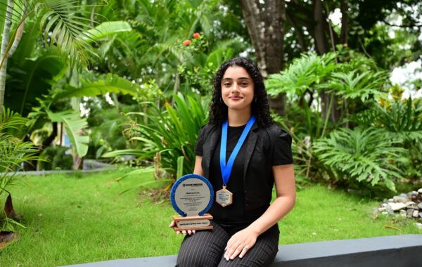 Estudiante del INTEC gana primer lugar en concurso de diseño editorial de Banfondesa