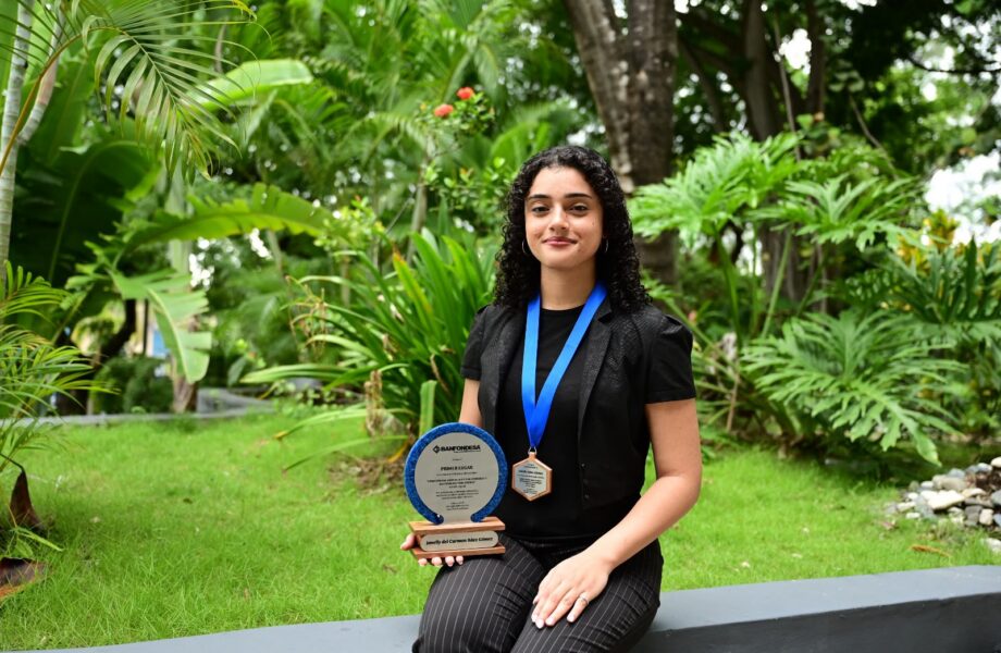 Estudiante del INTEC gana primer lugar en concurso de diseño editorial de Banfondesa
