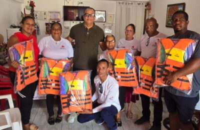César Ruiz entrega chalecos salvavidas a la Cruz Roja para fortalecer labores de asistencia en Las Terrenas