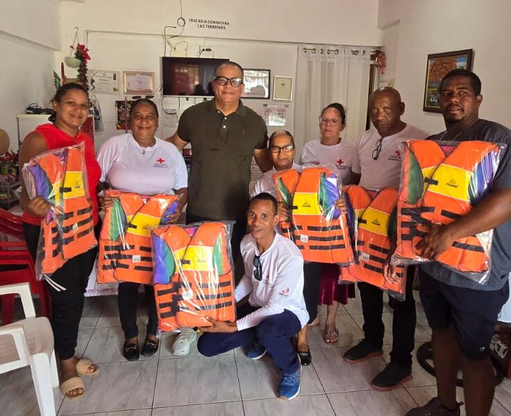 César Ruiz entrega chalecos salvavidas a la Cruz Roja para fortalecer labores de asistencia en Las Terrenas