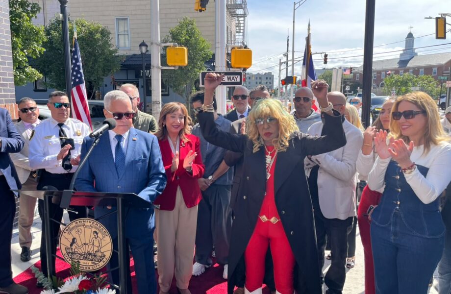 El merengue típico hace historia en New Jersey: Fefita La Grande recibe su propia calle
