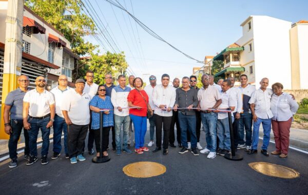 Alcalde Dío Astacio inaugura SISDRAP y asfaltado de calles en Prados del Cachón y Lucerna