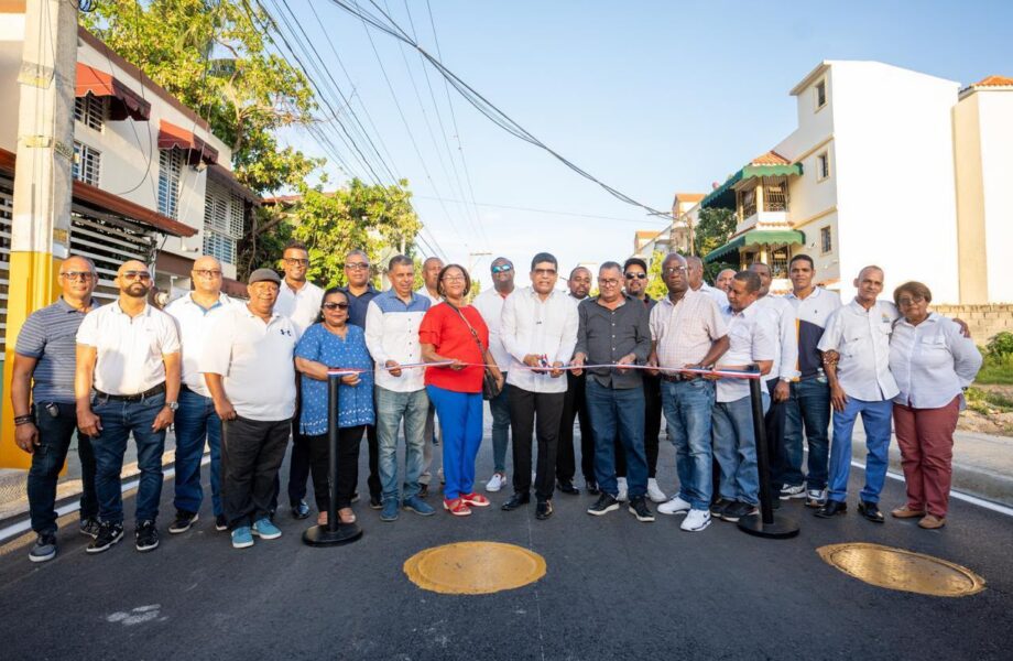 Alcalde Dío Astacio inaugura SISDRAP y asfaltado de calles en Prados del Cachón y Lucerna