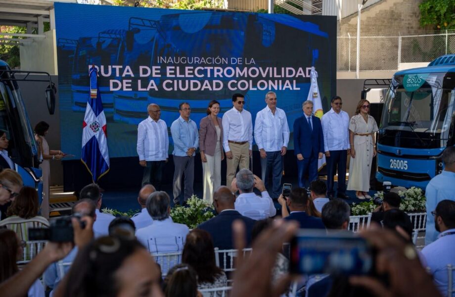 Presidente Abinader y ministro Collado inauguran la Ruta de Electromovilidad en Ciudad Colonial