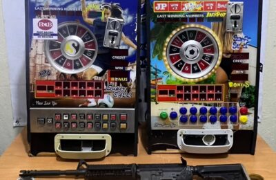 Policía ocupa armas de fuego, máquinas tragamonedas y mercancías de contrabando durante operativos en Baní