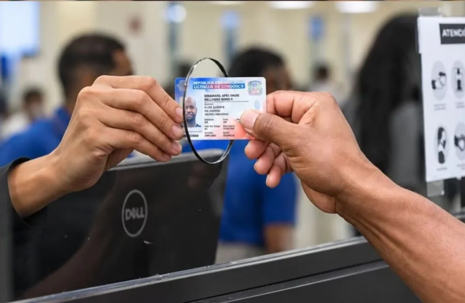 Abinader elimina restricción por edad y fija en cuatro años vigencia de licencias de conducir