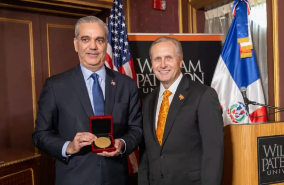 Presidente Abinader recibe máxima distinción de William Paterson University