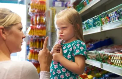 5 frases que los padres deberían evitar cuando sus hijos hacen un berrinche