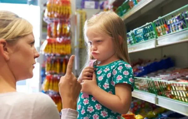 5 frases que los padres deberían evitar cuando sus hijos hacen un berrinche