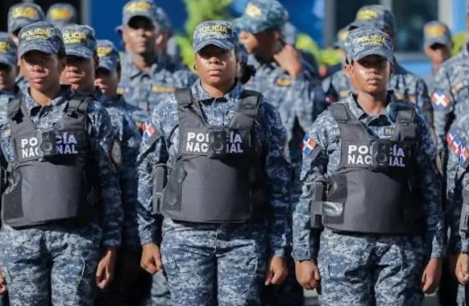 Cientos de jóvenes acuden a la Policía Nacional para iniciar proceso de ingreso