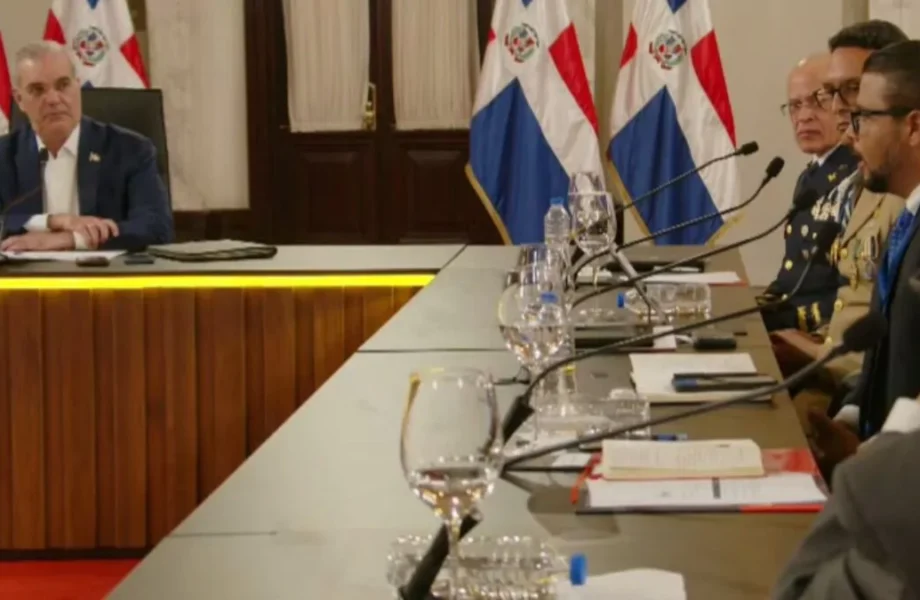 Abinader afirma que salarios de rasos, cabos y sargentos se han triplicado