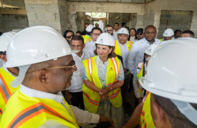Vicepresidenta Raquel Peña supervisa construcción del Hospital Traumatológico Luis L. Bogaert en Mao