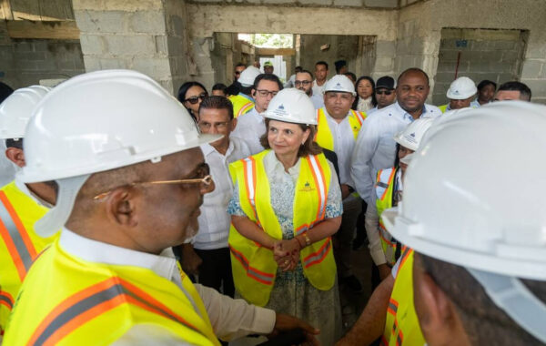 Vicepresidenta Raquel Peña supervisa construcción del Hospital Traumatológico Luis L. Bogaert en Mao