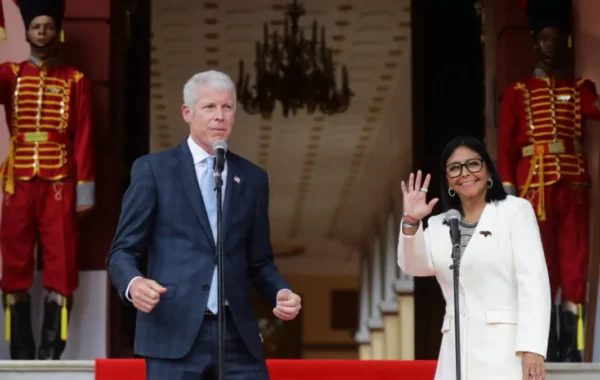 Delcy Rodríguez espera que acuerdo petrolero beneficie a pueblo de EEUU y defiende alianza