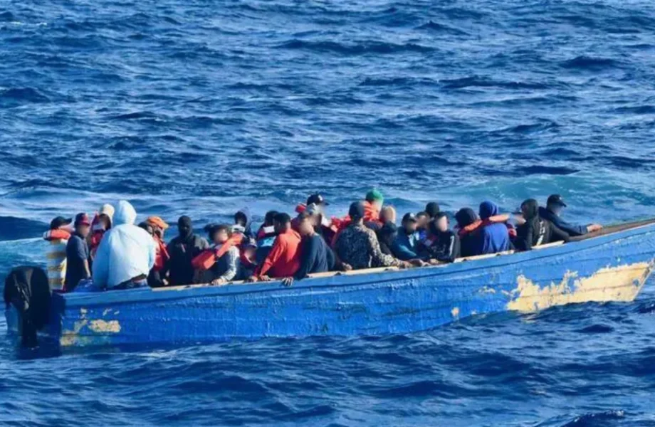 Familiares esperan noticias de desaparecidos tras naufragio en el Canal de la Mona