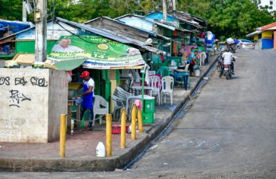 Alcalde Ramon Candelaria gestiona ayuda para las fritureras afectadas por incendio en Boca Chica