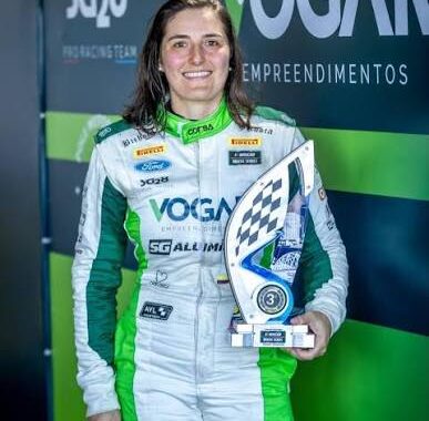 Tatiana Calderón, primera mujer en ganar una carrera en la historia de la NASCAR Brasil