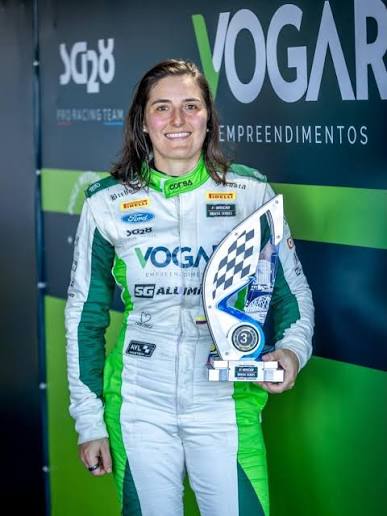 Tatiana Calderón, primera mujer en ganar una carrera en la historia de la NASCAR Brasil