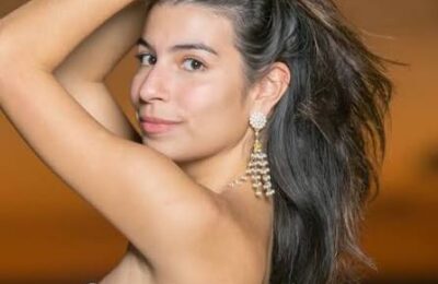 Influencer Laura Lockward denuncia que limpiavidrios rompió cristal de su vehículo