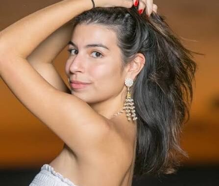 Influencer Laura Lockward denuncia que limpiavidrios rompió cristal de su vehículo