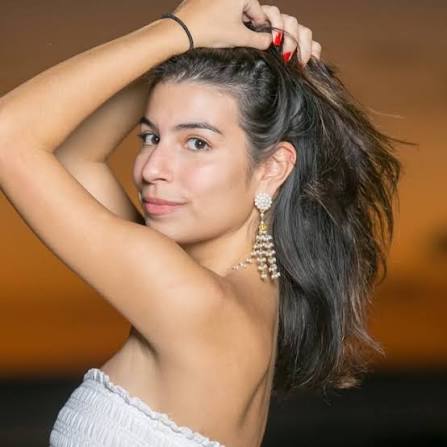 Influencer Laura Lockward denuncia que limpiavidrios rompió cristal de su vehículo