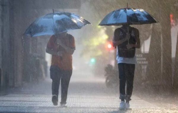 Onda tropical se aleja, pero dejará aguaceros y tormentas eléctricas este viernes