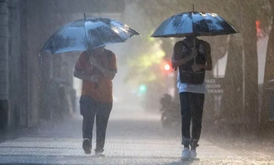 Onda tropical se aleja, pero dejará aguaceros y tormentas eléctricas este viernes