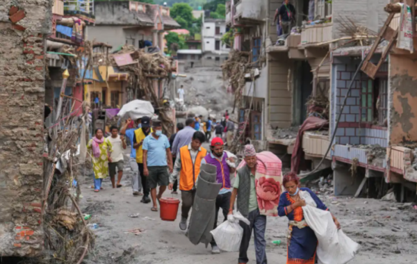 Nepal eleva a 1,295 los muertos por las riadas tras rescatar a dos hombres con vida