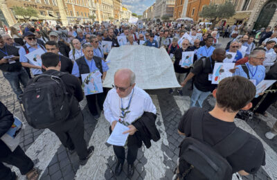 Unos 200 sacerdotes marchan ante el Vaticano contra el «genocidio» en Gaza