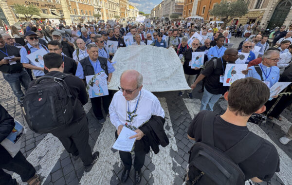 Unos 200 sacerdotes marchan ante el Vaticano contra el «genocidio» en Gaza