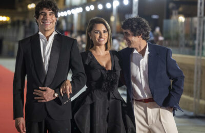 Los Javis, Penélope Cruz y los actores de ‘La bola negra’, aclamados en la alfombra roja