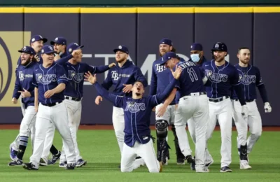 Los Rays reaccionan y logran su primera victoria en la Serie Mundial