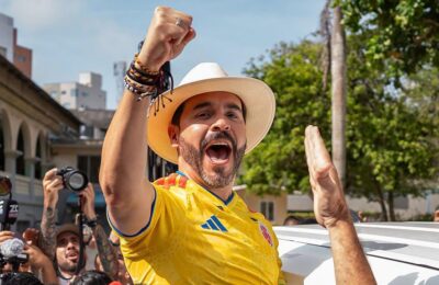 Presidente de Colombia señala a un alcalde de corrupto en su propia cara