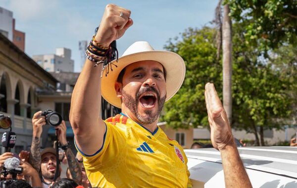 Presidente de Colombia señala a un alcalde de corrupto en su propia cara