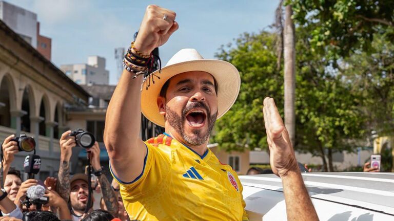Presidente de Colombia señala a un alcalde de corrupto en su propia cara
