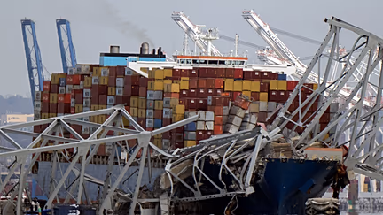 Crucero choca contra buque portacontenedores en Alemania