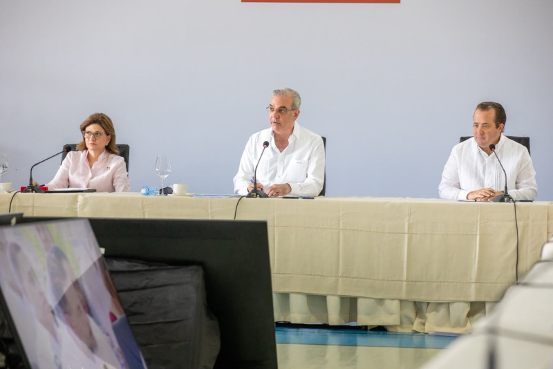 Abinader reta a oposición comparar 20 años de obras con seis de su gestión