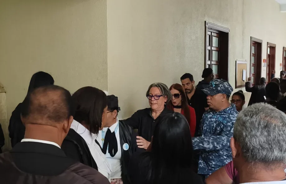 Dictan tres meses de prisión preventiva al acusado de robo en casa del actor Kenny Grullón