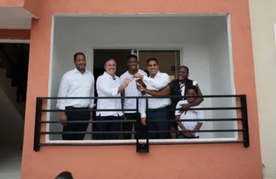 MIVED entregó una vivienda al medallista dominicano Christopher Melenciano y a su madre, Marisol Reyes