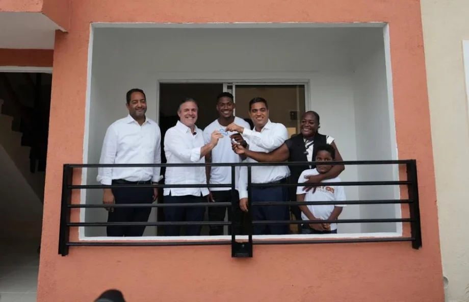 MIVED entregó una vivienda al medallista dominicano Christopher Melenciano y a su madre, Marisol Reyes