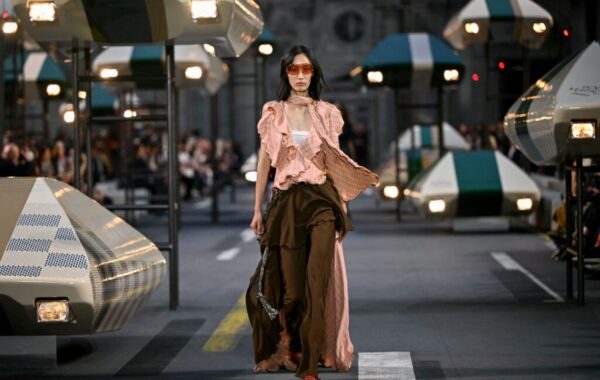 Louis Vuitton cierra la Semana de la Moda de París con un viaje al futuro