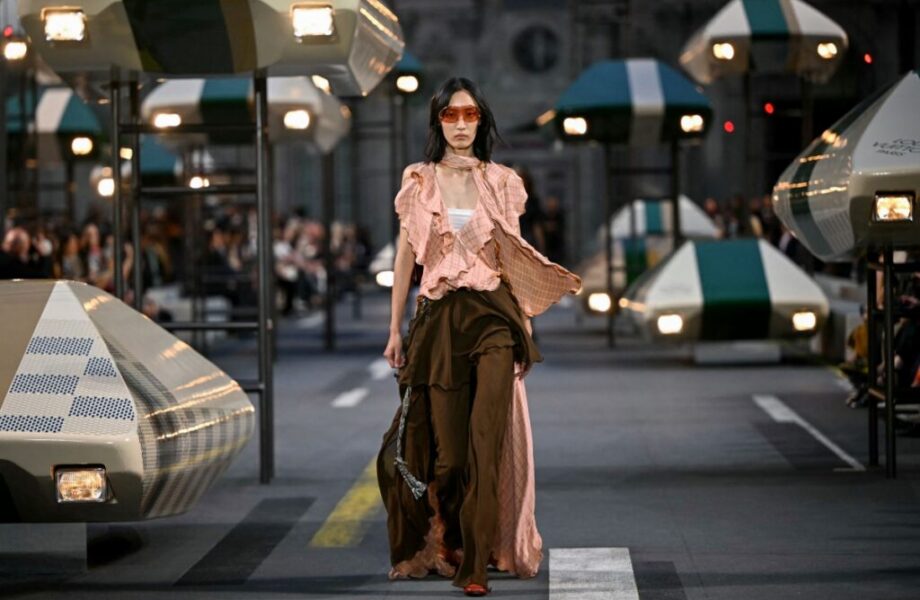 Louis Vuitton cierra la Semana de la Moda de París con un viaje al futuro