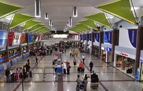 Detienen a inspector de Migración por permitir salidas irregulares en el AILA