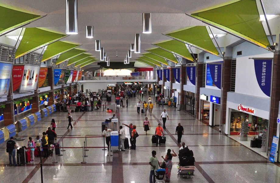 Detienen a inspector de Migración por permitir salidas irregulares en el AILA